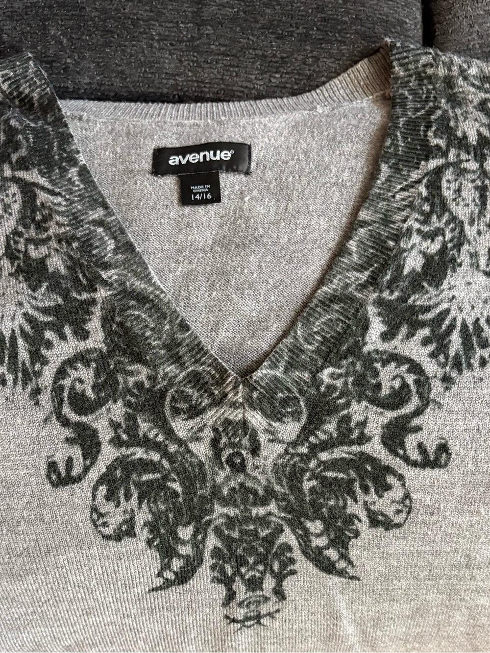 Avenue Women's Light Gray V-Neck Sweater with Dark Gray Damask Motif